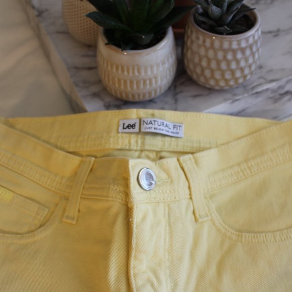 Lee - Natural Fit - Yellow Cropped Jeans - Size 6M - Just Below the Waist - Picture 3 of 4